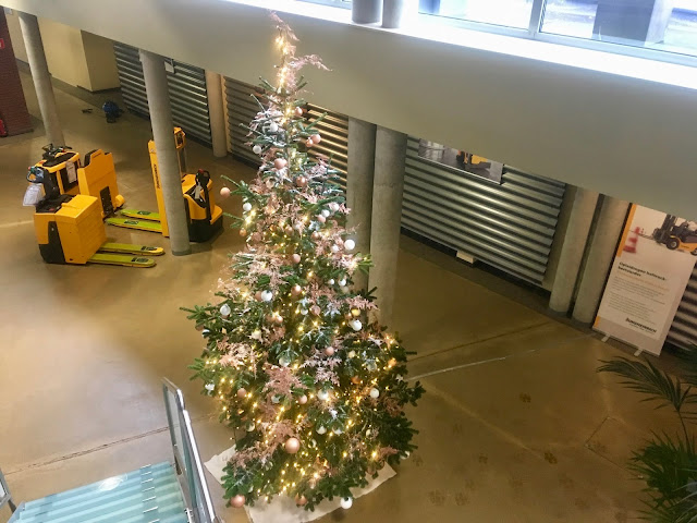 Grote kerstboom | kunstkerstboom | kerstdecoratie met verlichting kopen / huren prijzen op aanvraag voor binnen of buiten in Limburg Gent Antwerpen Vlaams-Brabant Brussel