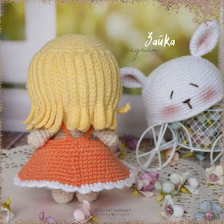 вязаная игрушка крючком кукла в шапочке зайца crochet toy doll wearing a bunny hat