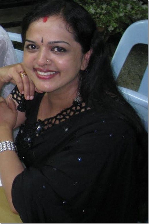 vinduja_menon_hot in saree