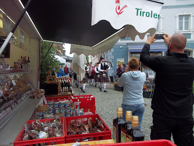 Musiker auf dem Weg zur Bühne