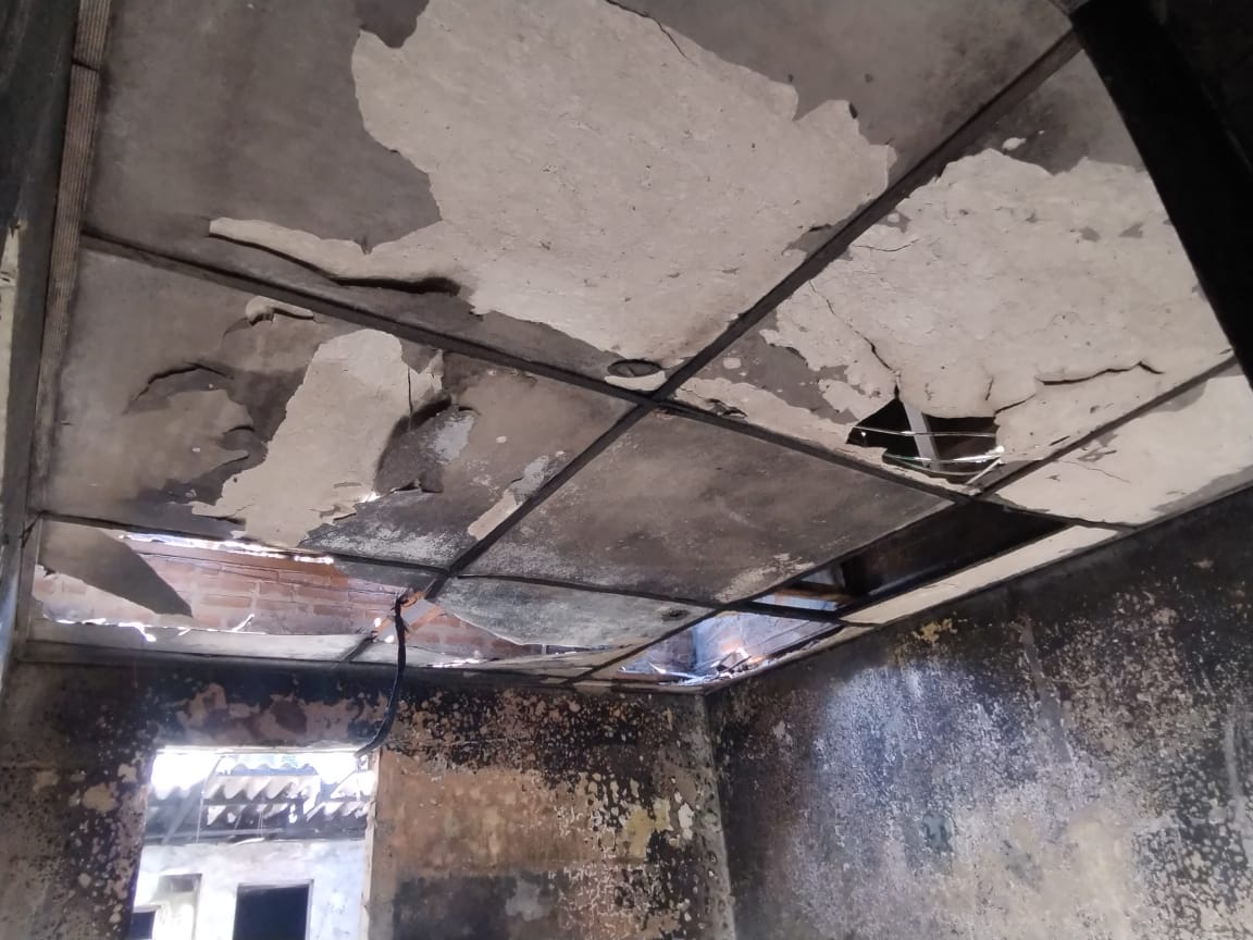 https://www.notasrosas.com/Cuerpo de Bomberos de Riohacha impiden que el fuego consumiera una vivienda, en el 'Barrio Jose Antonio Galán'