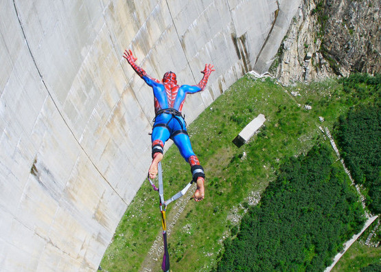 8 Tempat Bungee Jumping Paling Tinggi di Dunia