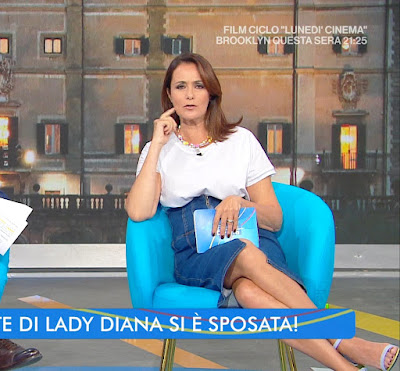 bella conduttrice tv Roberta Capua gonna abbigliamento estate in diretta 26 luglio