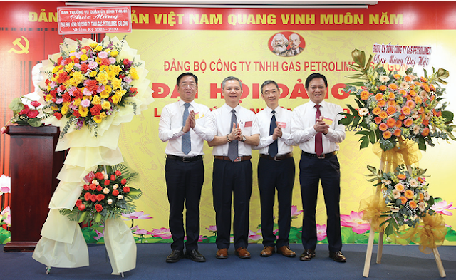 Đồng chí Lê Trần Kiên, Phó Bí thư Quận ủy, Chủ tịch UBND  quận tặng hoa chúc mừng Đại hội Đảng bộ Công ty TNHH  Gas Petrolimex (Sài Gòn). (Ảnh: TC)