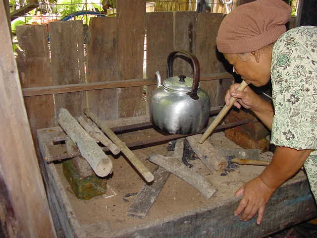 MEMORI DAPUR  KAYU  DAN DAPUR  MINYAK TANAH