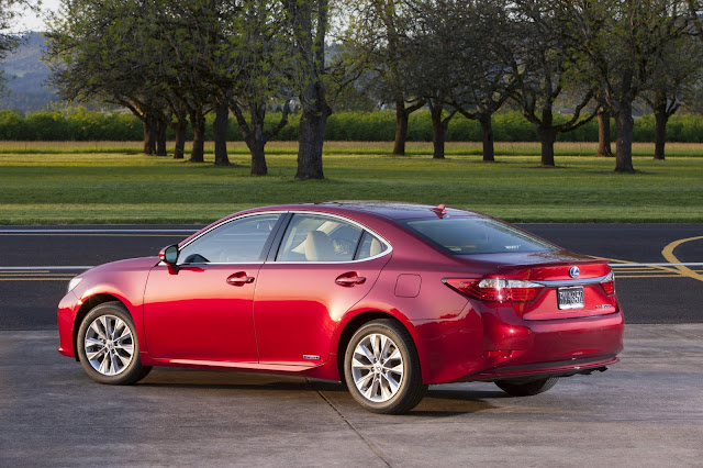 Rear 3/4 view of 2013 Lexus ES 300h Hybrid