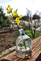 Floreros con bombillos de luz reciclados