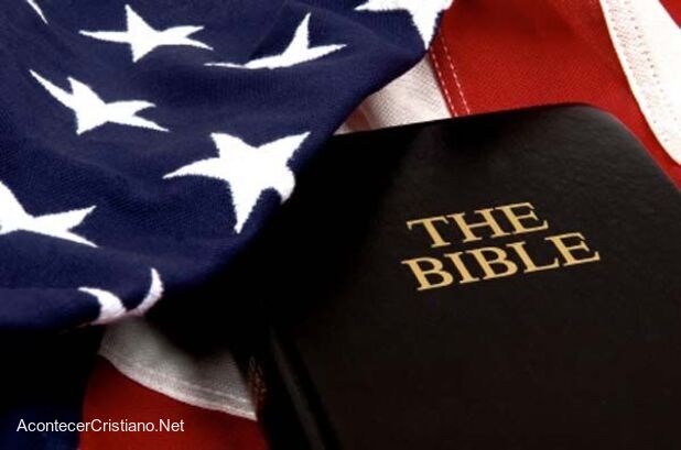 Biblia sobre la bandera estadounidense