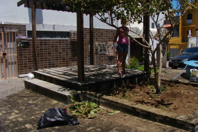 Mutirão de limpeza na praça Geraldo Walter no Rio Vermelho