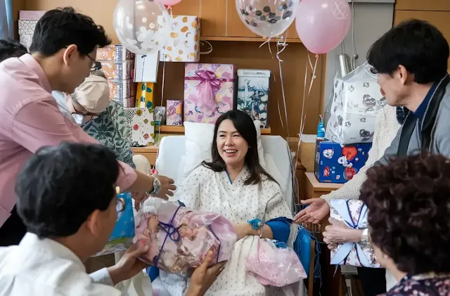 출산 축하 인사를 받는 여성