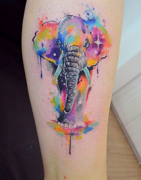Um elefante retrato colorido com aquarela em vívido sujeiras neste tatuagem que utiliza uma vibrante paleta de adicionar complexidade para a peça.