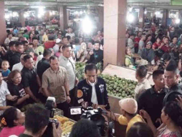 Kunjungi Pasar Petisah, Presiden Jokowi Disambut Antusias Warga Kota Medan