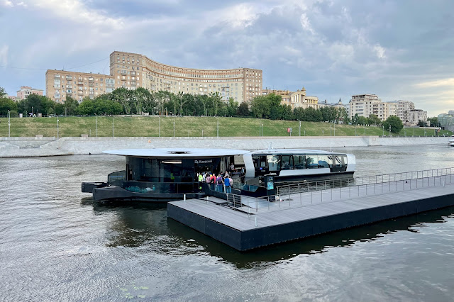 Бережковская набережная, Москва-река, причал Киевский, электрический речной трамвай «Сетунь»
