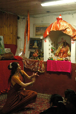 Danza Tempio Shiva e Kali Tempio Kalimandir Di Roma Marialuisa Sales Danza Classica Indiana Bharata Natyam Le foto, scattate tra il 2010 e il 2012, rappresentano un originale documento storico in cui, per la prima volta, l’offerta di danza bharatanatyam ritorna all'interno del più grande tempio hindu nella città di Roma, frequentato regolarmente dalla comunità indiana in occasione delle principali festività religiose. In particolare, testimoniano l'offerta di danza nel giardino del Tempio di Kali in occasione delle festività di Holi, Mahashivaratri e  per la cerimonia di fondazione del nuovo tempio dedicato a Gorak Nath, nel 2011.