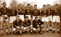 Selección de HUNGRÍA - Temporada 1953-54 - Lorant, Buzanszky, Hidegkuti, Kocsis, Zakarias, Czibor, Bozsik, Budai; Lantos, Puskas y Grosics - Foto tomada en Suiza de la legendaria Selección de HUNGRÍA que se proclamó Subcampeona del Mundo en el año 1954. Este equipo concretamente recibió el sobrenombre de Equipo de Oro (Aranycsapat, en húngaro) y se mantuvo invicto durante 32 partidos consecutivos