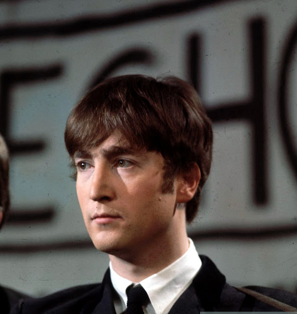 John Lennon durante el programa de televisión Late Scene Extra de Granada TV filmado en Manchester, Inglaterra el 25 de noviembre de 1963