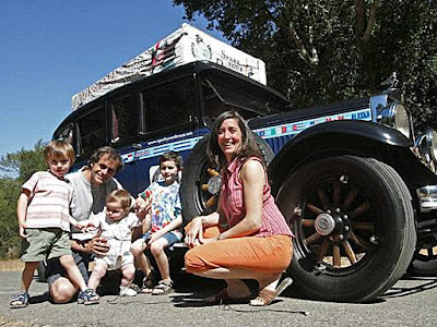 The Facemash Post - Pasangan Herman dan Candelaria Zapp Keluarga Unik Ini Telah Berpetualang Keliling Dunia dengan Mobil Antik Selama 11 Tahun - Dari kiri, Tehue (3), Herman, Paloma (1), Pampa (6) dan Candelaria Zapp berpose di Novato, California, Minggu, 28 September 2008