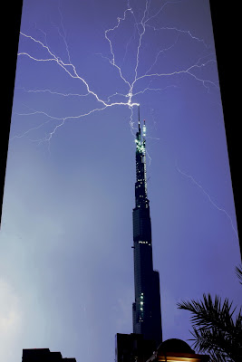 Foto Badai Kilat di Burj Khalifa Dubai