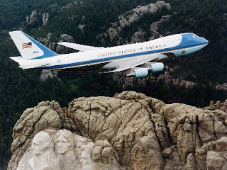 FOTO AKTIVITAS OBAMA DALAM PESAWAT AIR FORCE ONE