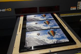 Blechdosen auf einem Drucktisch eines Digitaldruckers