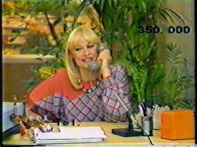 Raffaella Carrà in Rai durante il gioco telefonico dei fagioli