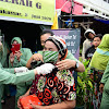 Sasar Pasar Butung dan Pasar Terong, Ketua Persit KCK Daerah XIV/Hasanuddin Bagi-Bagi Masker