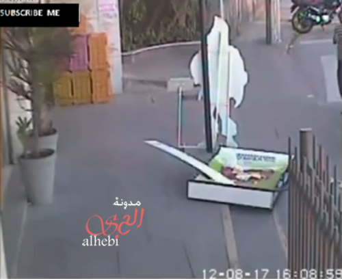 فيديو : شخص ينجو من سقوط لوحة إعلانية ضخمة عليه 
