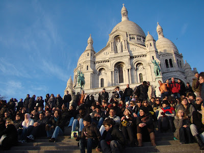 Também é possível brincar de "Onde está Wally?" os caras da foto anterior estão escondidos espalhados pela escada - Paris - França