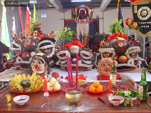 http://notifikasiku.blogspot.com/2012/01/sejarah-tarian-barongsai-dalam-tradisi.html