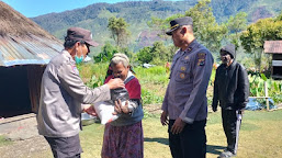 Kunjungi Pendeta Panus Wonda, Sat Binmas Polres Puncak Jaya Berikan Bantuan Sembako
