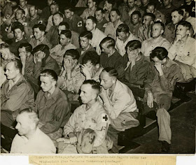 Soldados alemanes reaccionan a las imágenes de los campos de concentración, 1945