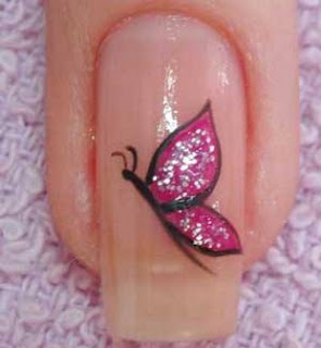 Uñas decoradas con mariposas