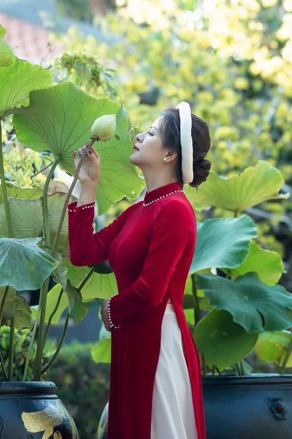 Thiếu nữ áo dài đỏ