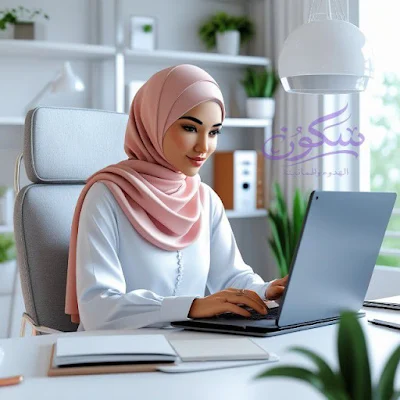 امرأة محجبة تجلس على مكتب منزلي تعمل على الحاسوب وتخطط ليومها باستخدام تطبيقات تنظيم الوقت