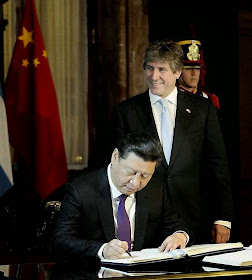 O presidente chinês Xi Jiping assina acordos na Casa Rosada. A seu lado, o vicepresidente argentino Amado Boudou, hoje indiciado pela Justiça.