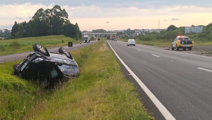 Condutor perde controle e capota na PR-151, em Carambeí. 