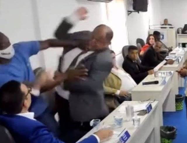 Vereador dá tapa em colega durante sessão na câmara de Lauro de Freitas (BA)