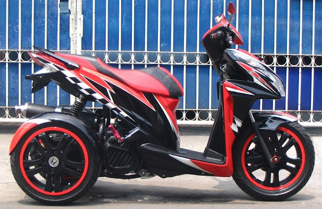 Foto Gambar Modifikasi super Honda Vario Techno dengan mengganti ban belakang menjadi berukuran gajah sip didominasi warna merah dan sedikit warna putih dan hitam sebagai warna tambahannya serta mengganti knalpot motor