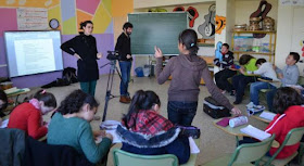 Niños asistiendo a un cine fórum en clase. Foto de Farodevigo.es
