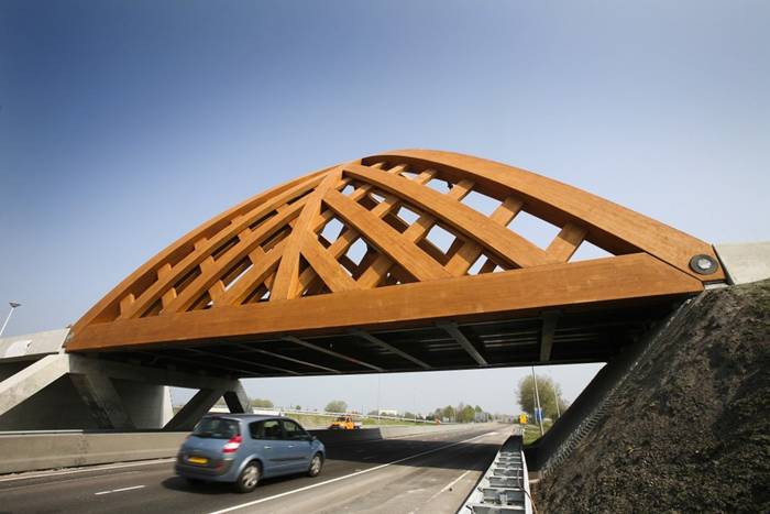 Commissioned by the Province of Friesland, Oak (Onix and Achterbosch Architecture) has developed a road bridge that connects 2 districts of Sneek on either side of the A7 motorway. The bridge was designed for a municipality that wished to establish a new city marker along the motorway. Framework The Department of Public Works, the user of the bridge, stated that it wished to use more wood in its constructions.