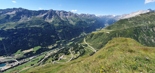 Photo 53/90 - Le col de Scimfuss domine Airo...