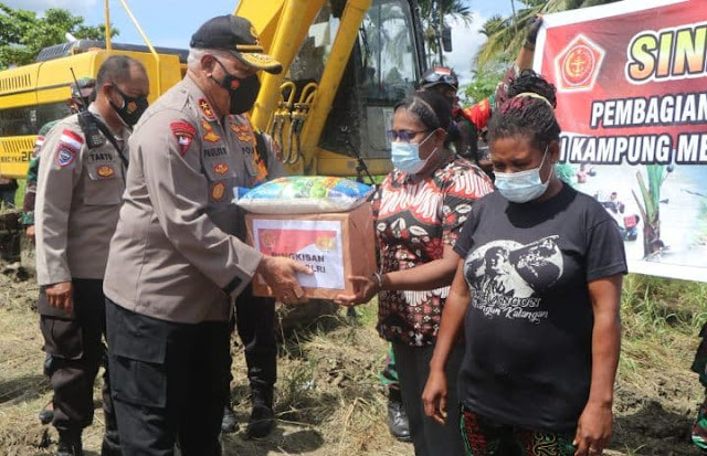 Sinergitas TNI-Polri Beri Bantuan ke Warga Terdampak Banjir di Kampung Mamberamo Koya Timur