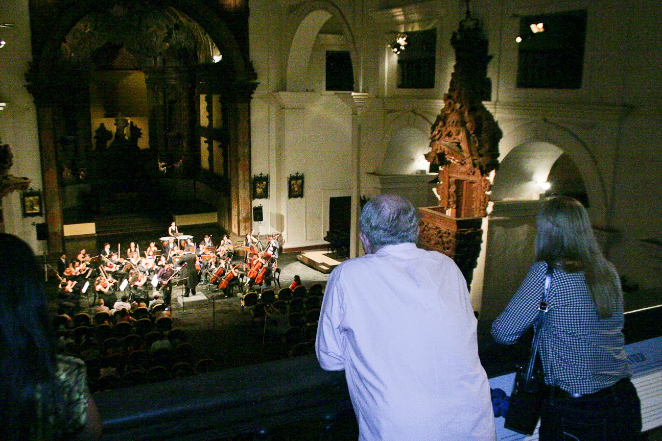 Os portugueses, na Igreja de Santo Alexandre assistiram apresentação de uma orquestra da Fundação Carlos Gomes Foto: Thiago Figueira - Patatur 