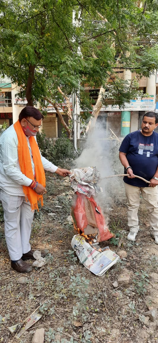  पंडित को चांटा मारने वाले डीएम डीएम शैलेश यादव का फूंका पुतला 