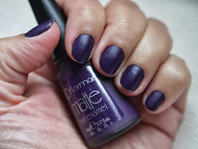 Manicura morado mate