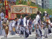 綾傘鉾は、赤熊をかぶり鉦、太鼓、笛に合せて踊る