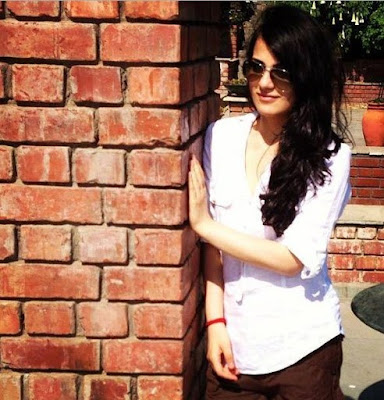 10 Foto sexy Radhika Madan Pemain Ichsani Ranveer 