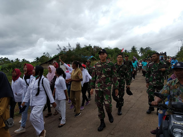 Prajurit Kostrad dan Warga Perbatasan Meriahkan Karnaval Sambut HUT ke-74 RI