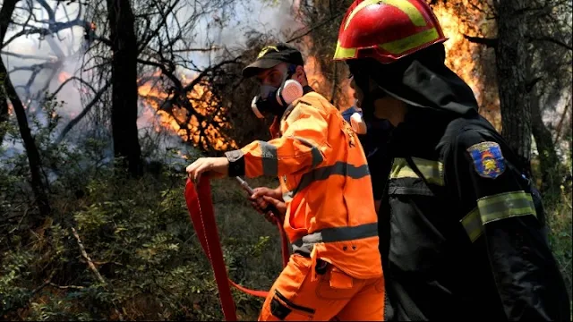 Μάχη των πυροσβεστών όλη τη νύχτα στις Κεχριές - 4.000 κάτοικοι έχουν απομακρυνθεί από τα σπίτια τους 