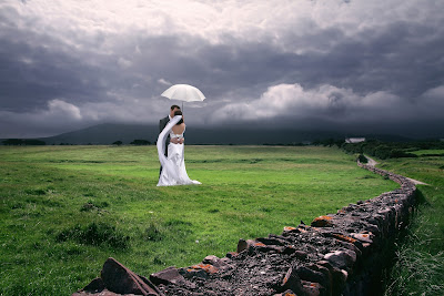 Novios bajo la lluvia